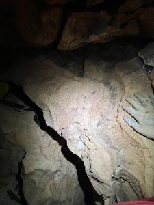 "Cave grooves" ou "mäanderkarren".