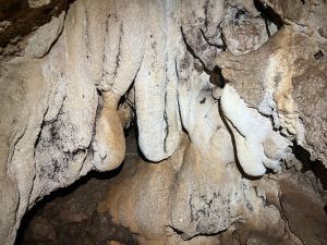 Espeleotemas meteorizados.