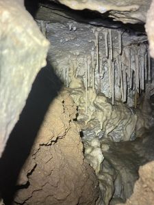 Pequenas estalactites.