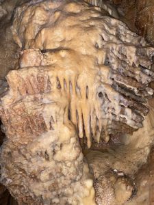 Abatimento de massa de concreção, coberta por calcite nova.